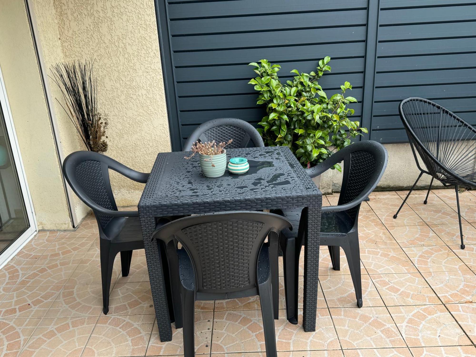 Au Calme Dans Maison En Rez De Jardin A 2,2 Kms Du Groupama Stadium Et Salle Ldlc Arena Meyzieu Luaran gambar